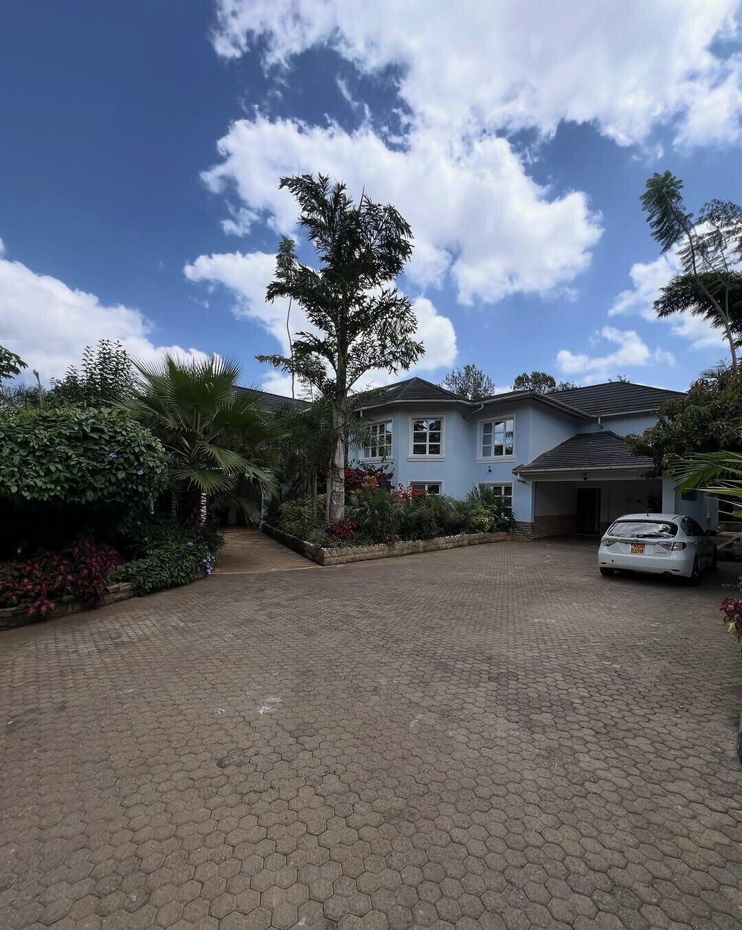 6BR Ambassadorial House with Parking