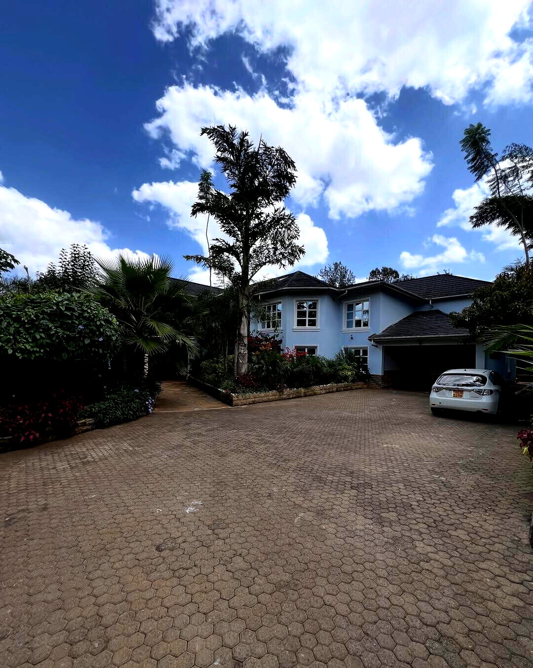 6BR Ambassadorial House with Parking