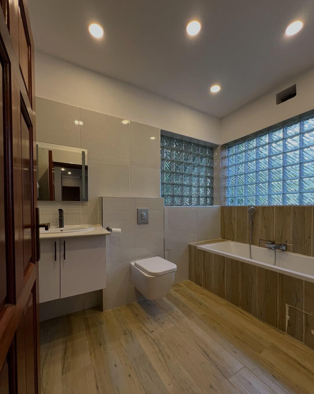 6BR Ambassadorial House with Parking