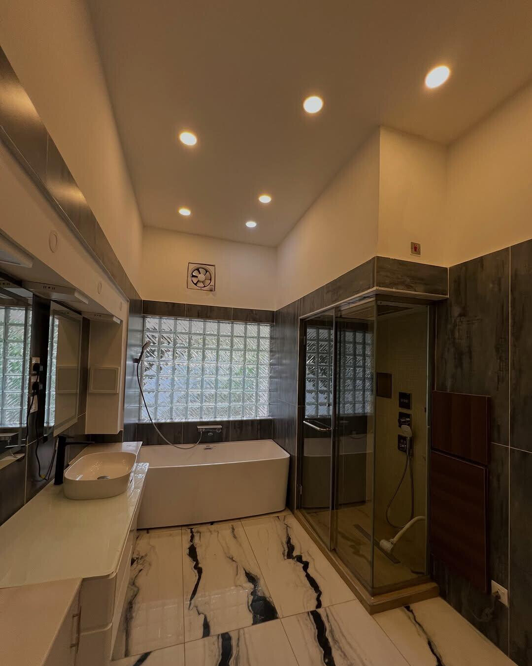 6BR Ambassadorial House with Parking