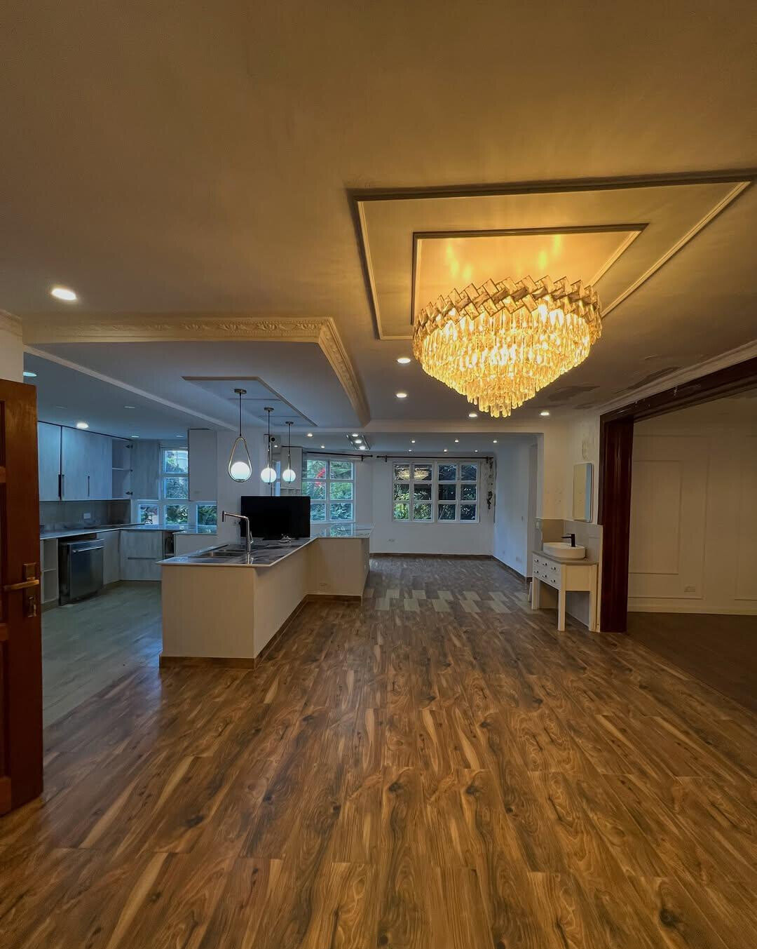 6BR Ambassadorial House with Parking
