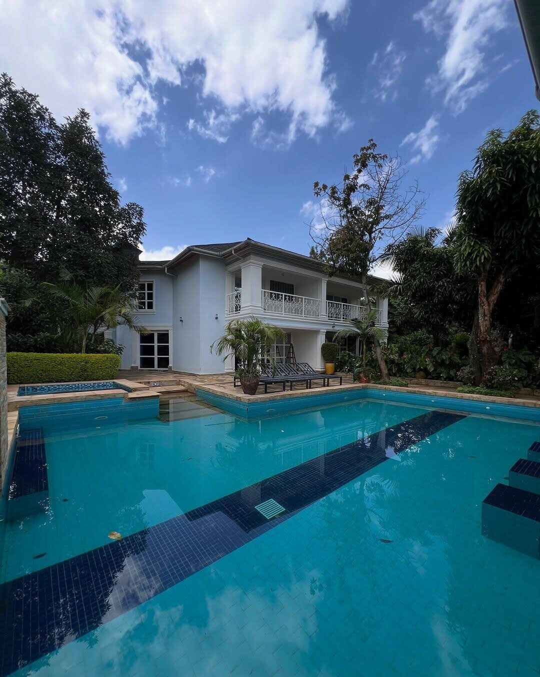 6BR Ambassadorial House with Parking