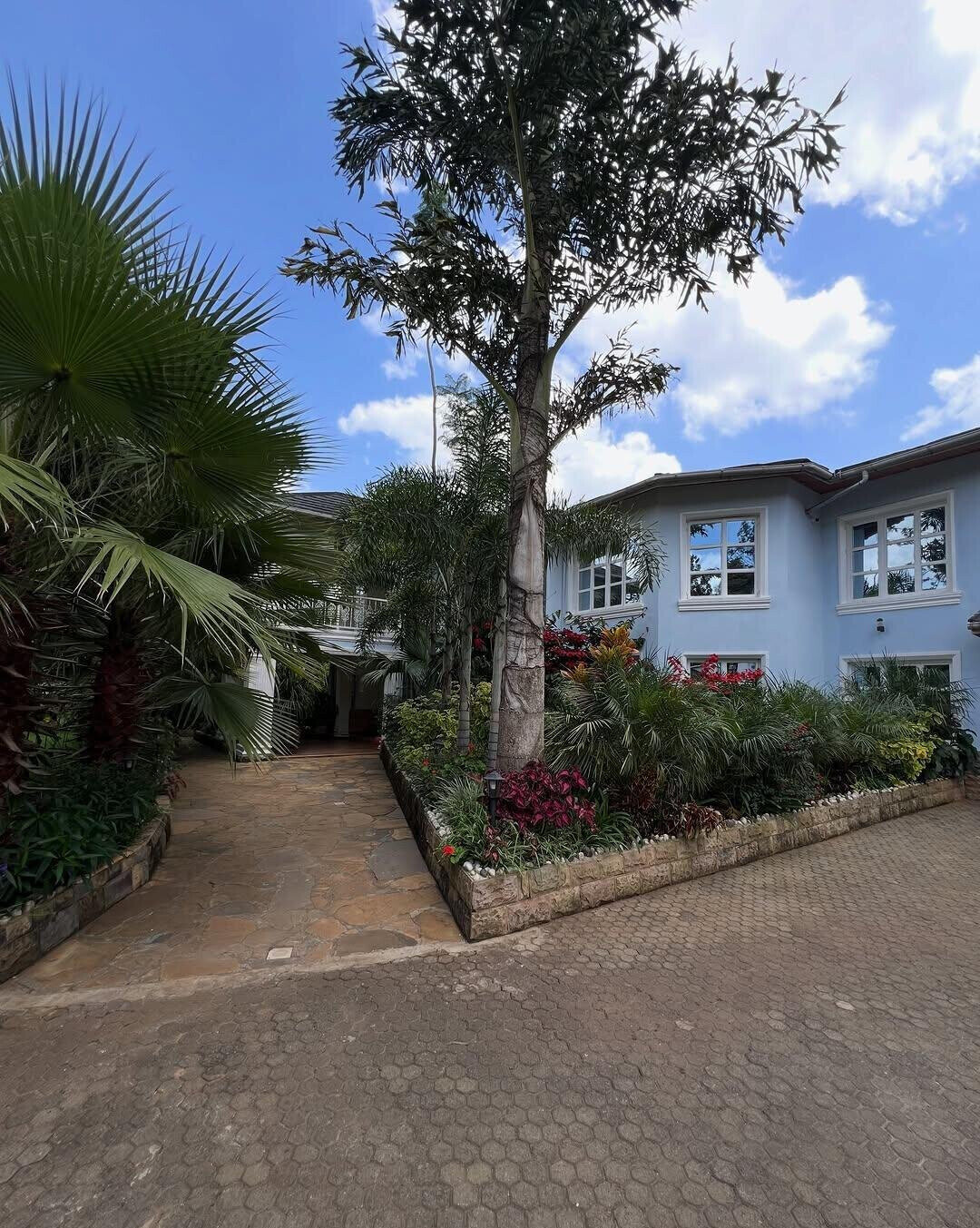 6BR Ambassadorial House with Parking