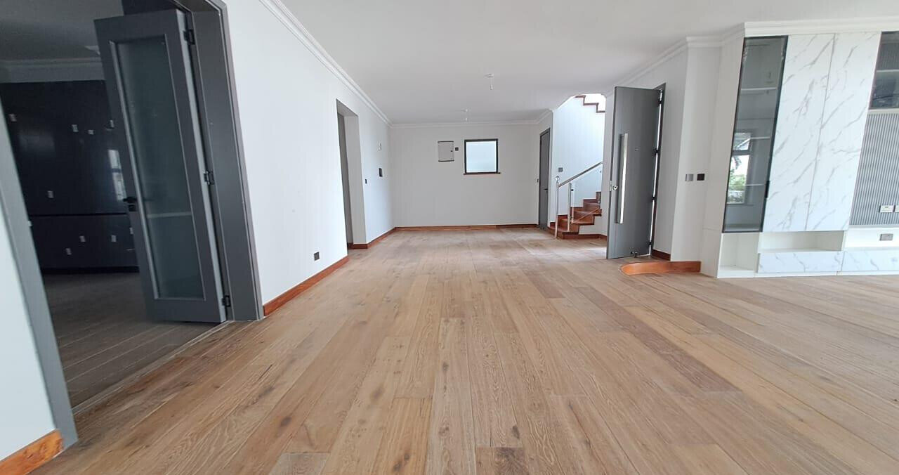 5-Bed Townhouse with Smart Locks & Fitted Kitchen - Lavington