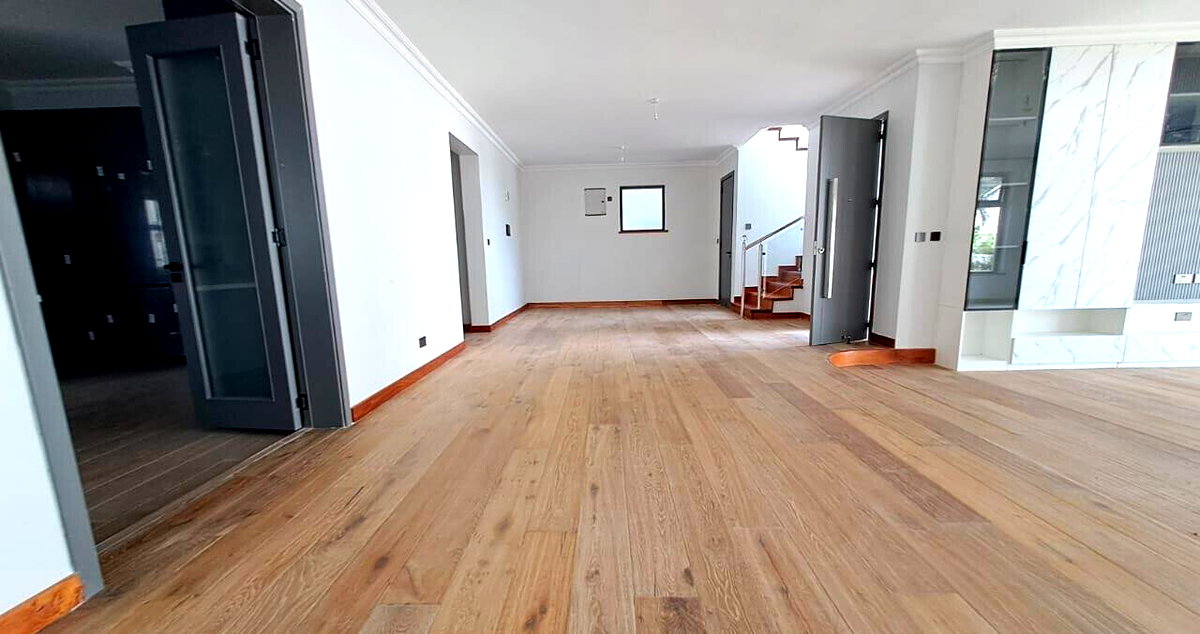 5-Bed Townhouse with Smart Locks & Fitted Kitchen - Lavington
