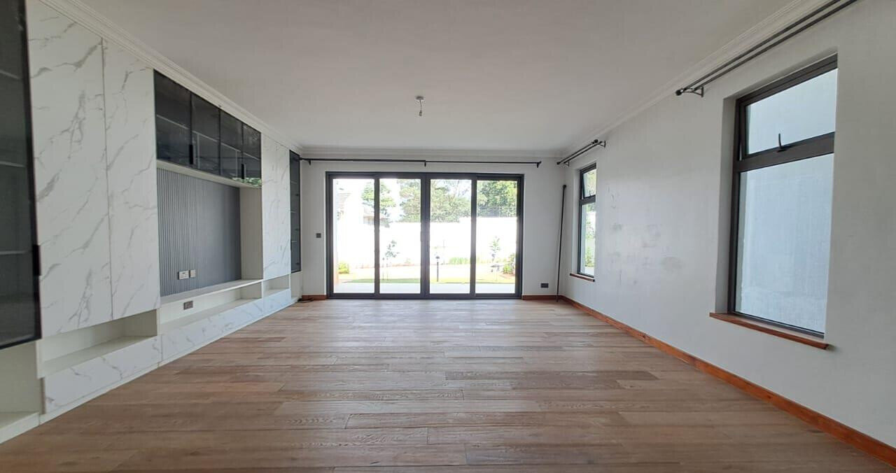 5-Bed Townhouse with Smart Locks & Fitted Kitchen - Lavington