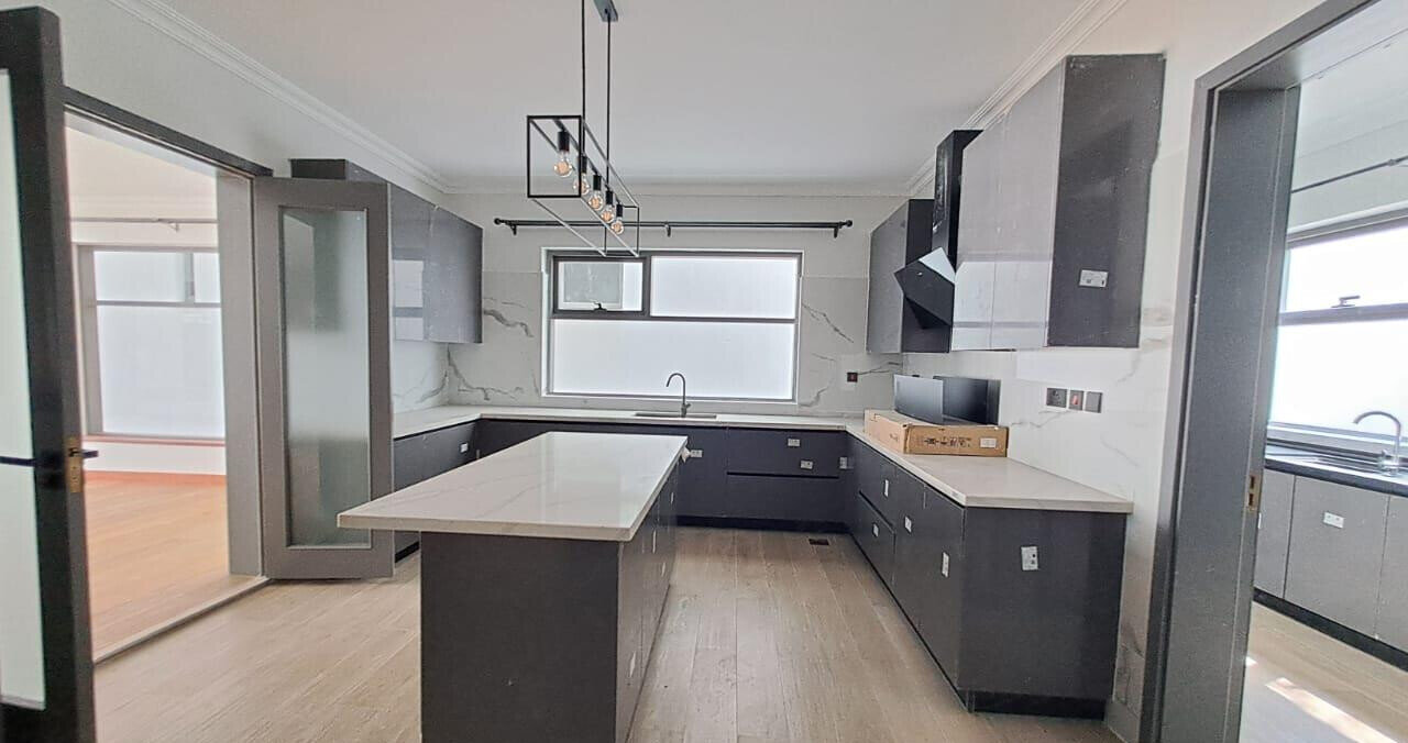 5-Bed Townhouse with Smart Locks & Fitted Kitchen - Lavington