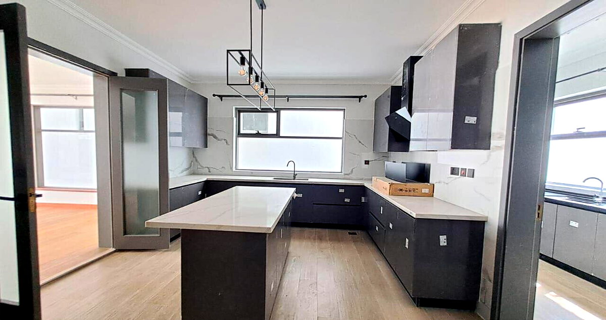 5-Bed Townhouse with Smart Locks & Fitted Kitchen - Lavington