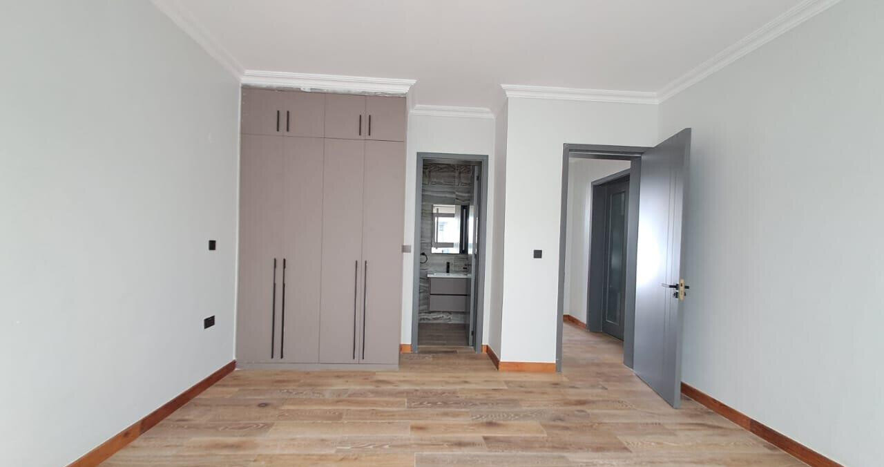 5-Bed Townhouse with Smart Locks & Fitted Kitchen - Lavington