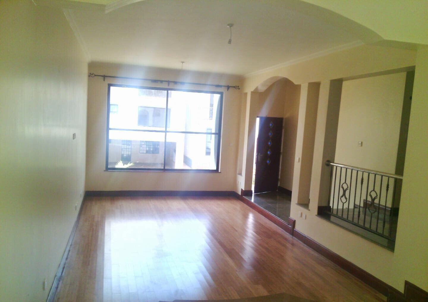 5-Ensuite Townhouse with Jacuzzi & Solar - Brookeside Westlands