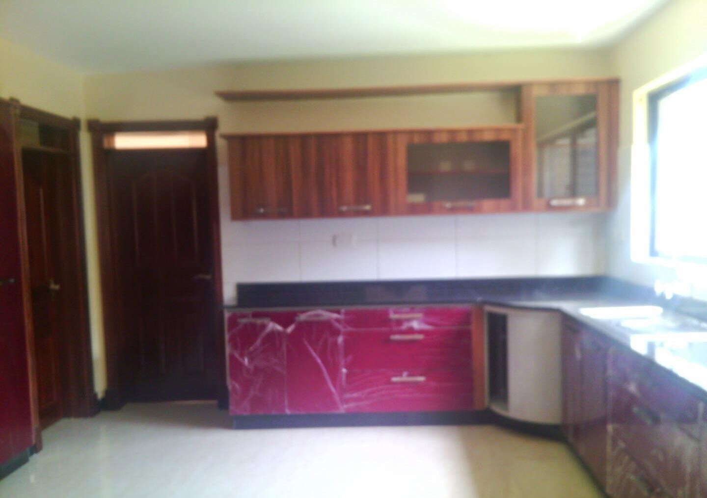 5-Ensuite Townhouse with Jacuzzi & Solar - Brookeside Westlands