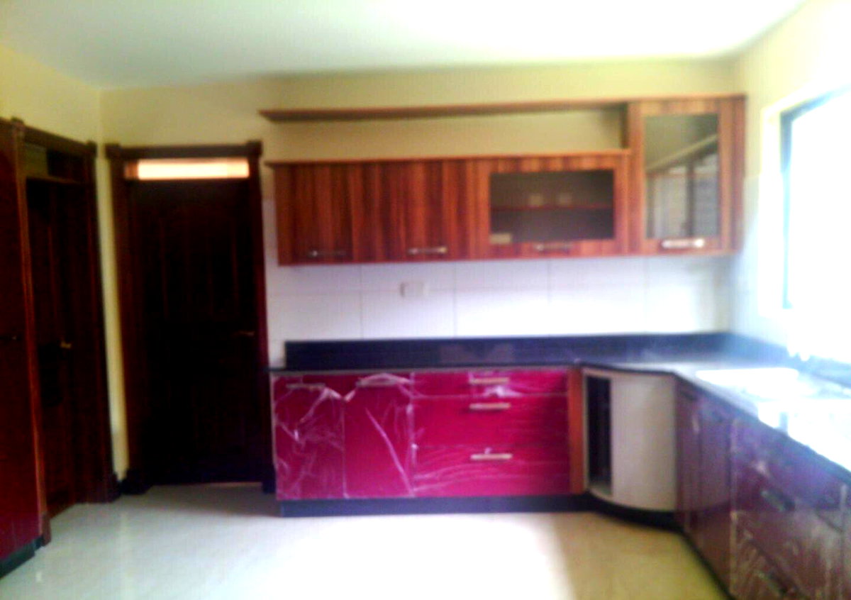 5-Ensuite Townhouse with Jacuzzi & Solar - Brookeside Westlands