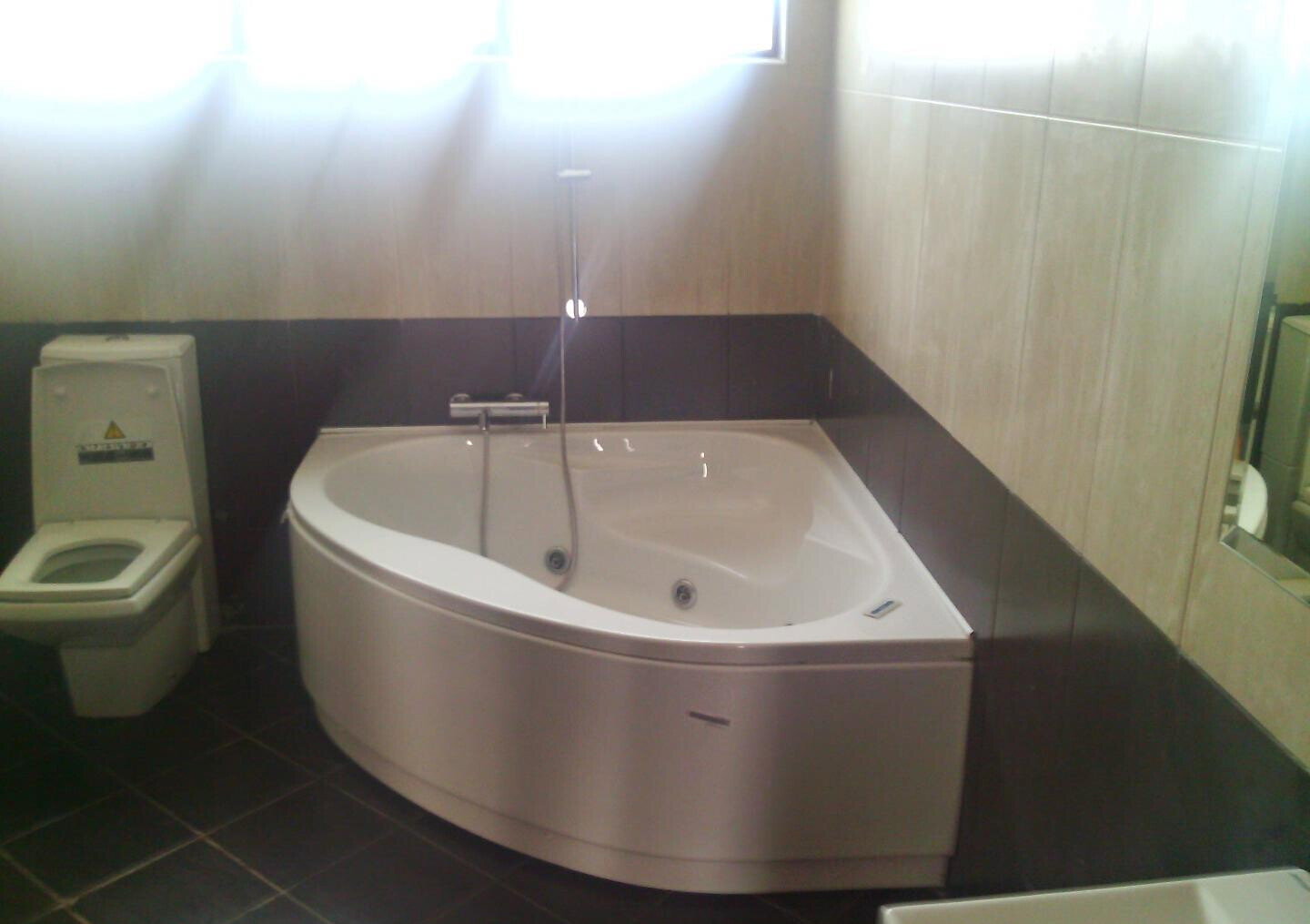 5-Ensuite Townhouse with Jacuzzi & Solar - Brookeside Westlands