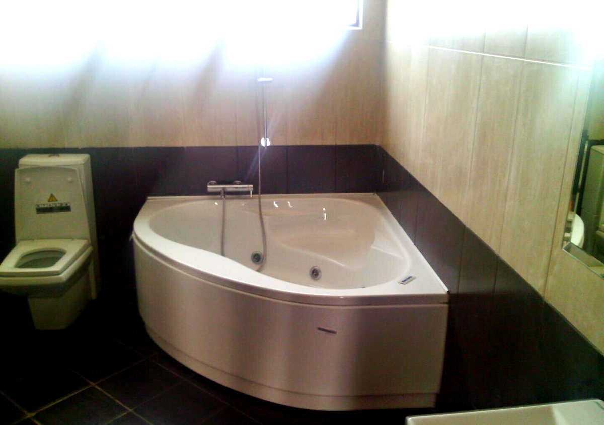 5-Ensuite Townhouse with Jacuzzi & Solar - Brookeside Westlands