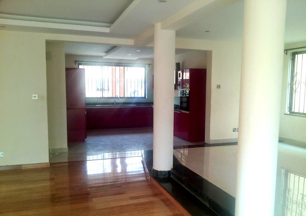 5-Ensuite Townhouse with Jacuzzi & Solar - Brookeside Westlands