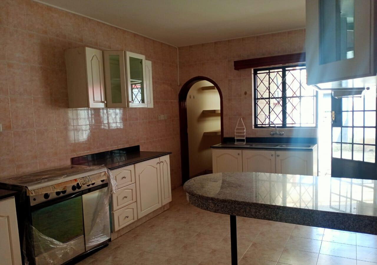 5BR Townhouse with Sunken Living & Avocado Tree - Brookside, Gigiri