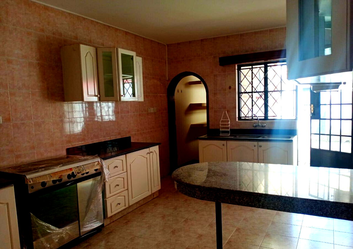 5BR Townhouse with Sunken Living & Avocado Tree - Brookside, Gigiri