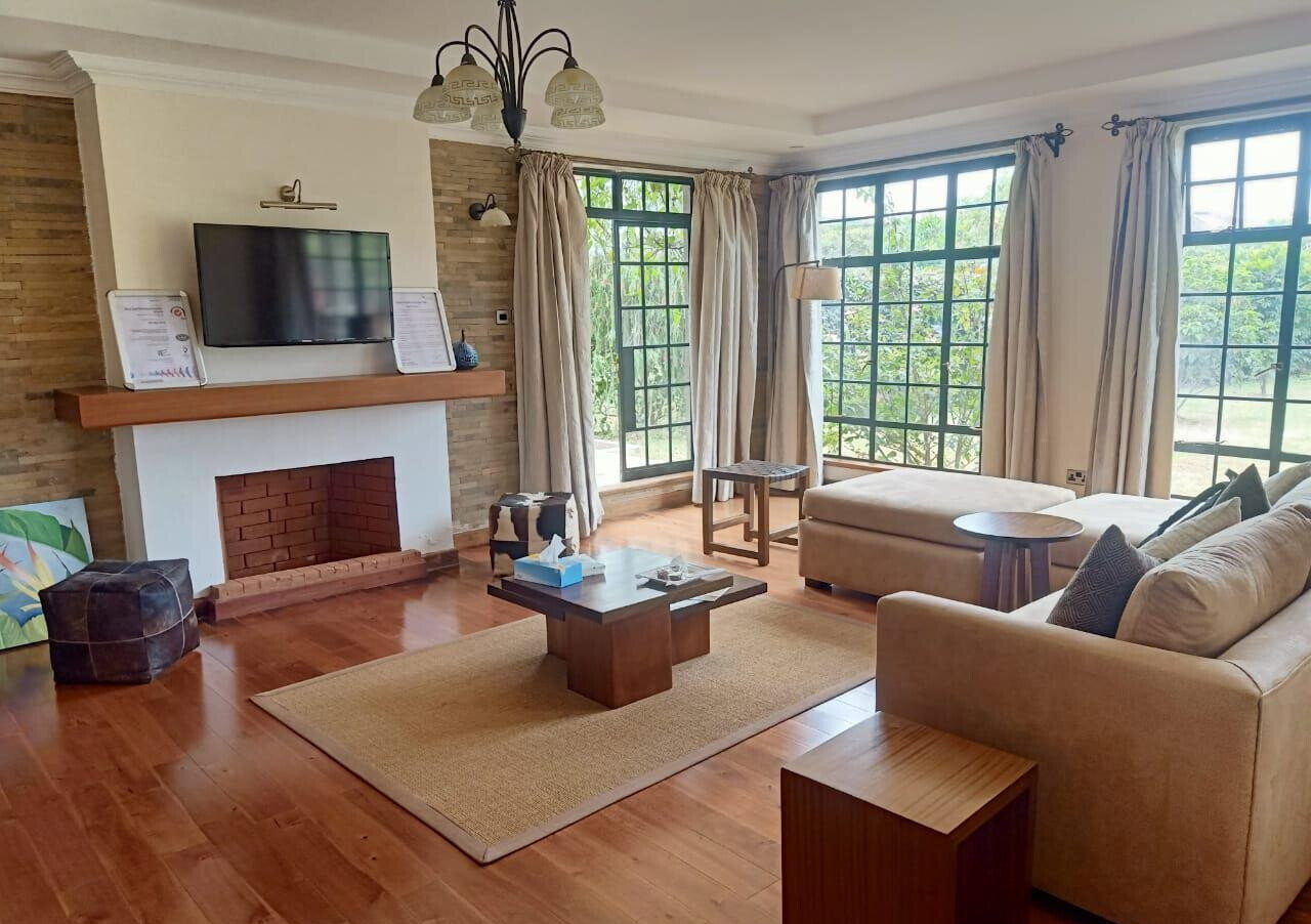 5-Ensuite Townhouse with Grand Fireplace & Sunken Lounge – Karen