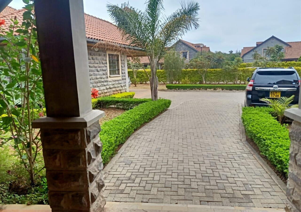 5-Ensuite Townhouse with Grand Fireplace & Sunken Lounge – Karen