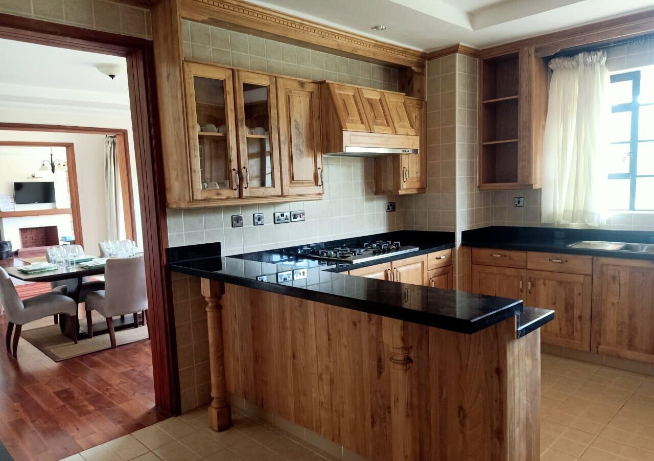 5-Ensuite Townhouse with Grand Fireplace & Sunken Lounge – Karen