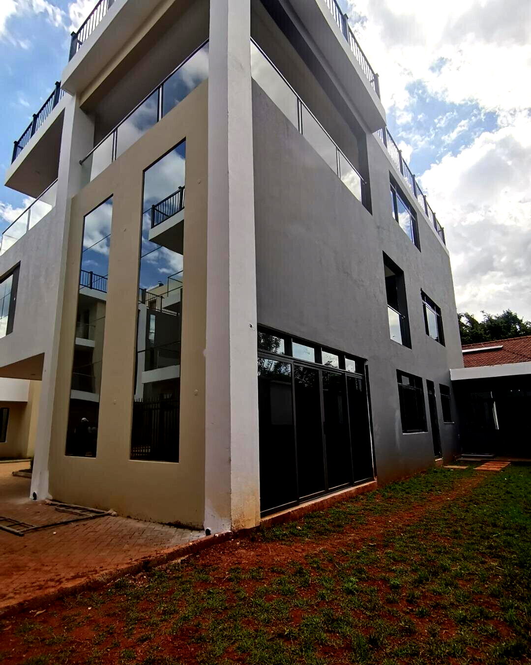 Newly Built 5BR Townhouse with DSQ & Guest Parking - Lavington