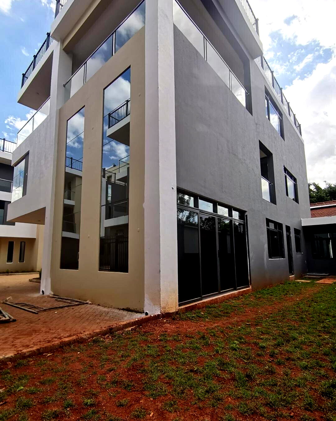 Newly Built 5BR Townhouse with DSQ & Guest Parking - Lavington