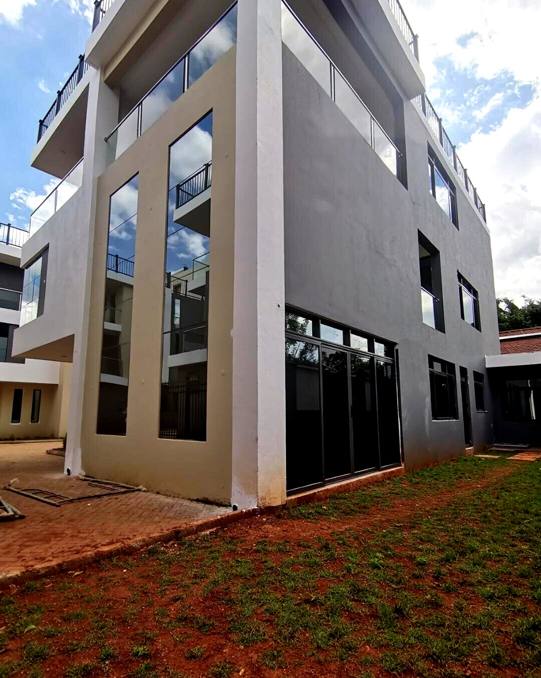Newly Built 5BR Townhouse with DSQ & Guest Parking - Lavington
