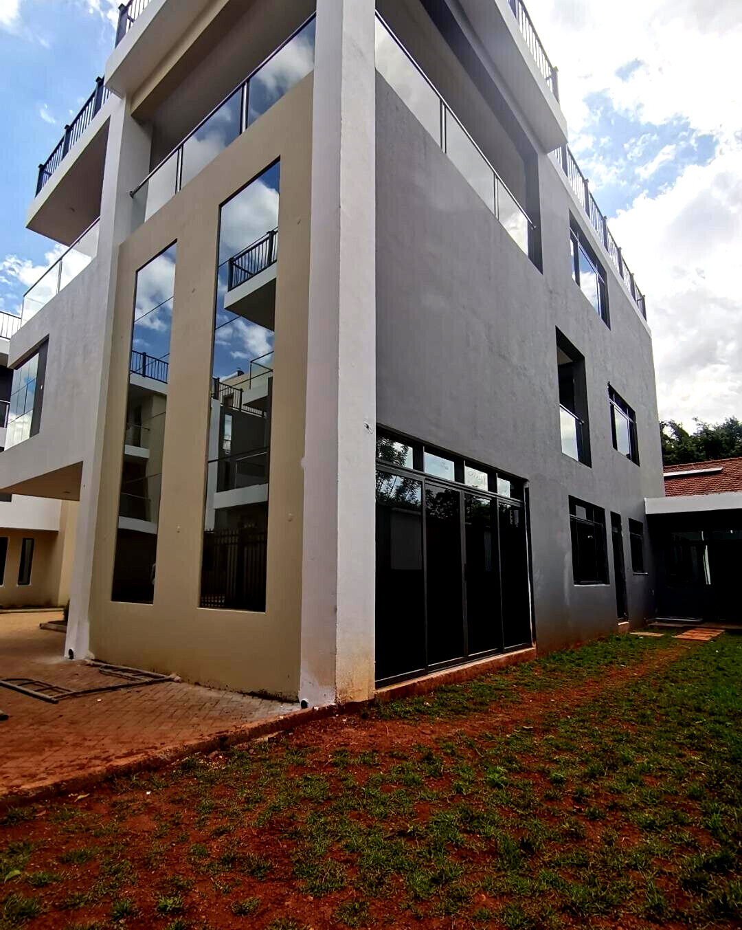 Newly Built 5BR Townhouse with DSQ & Guest Parking - Lavington