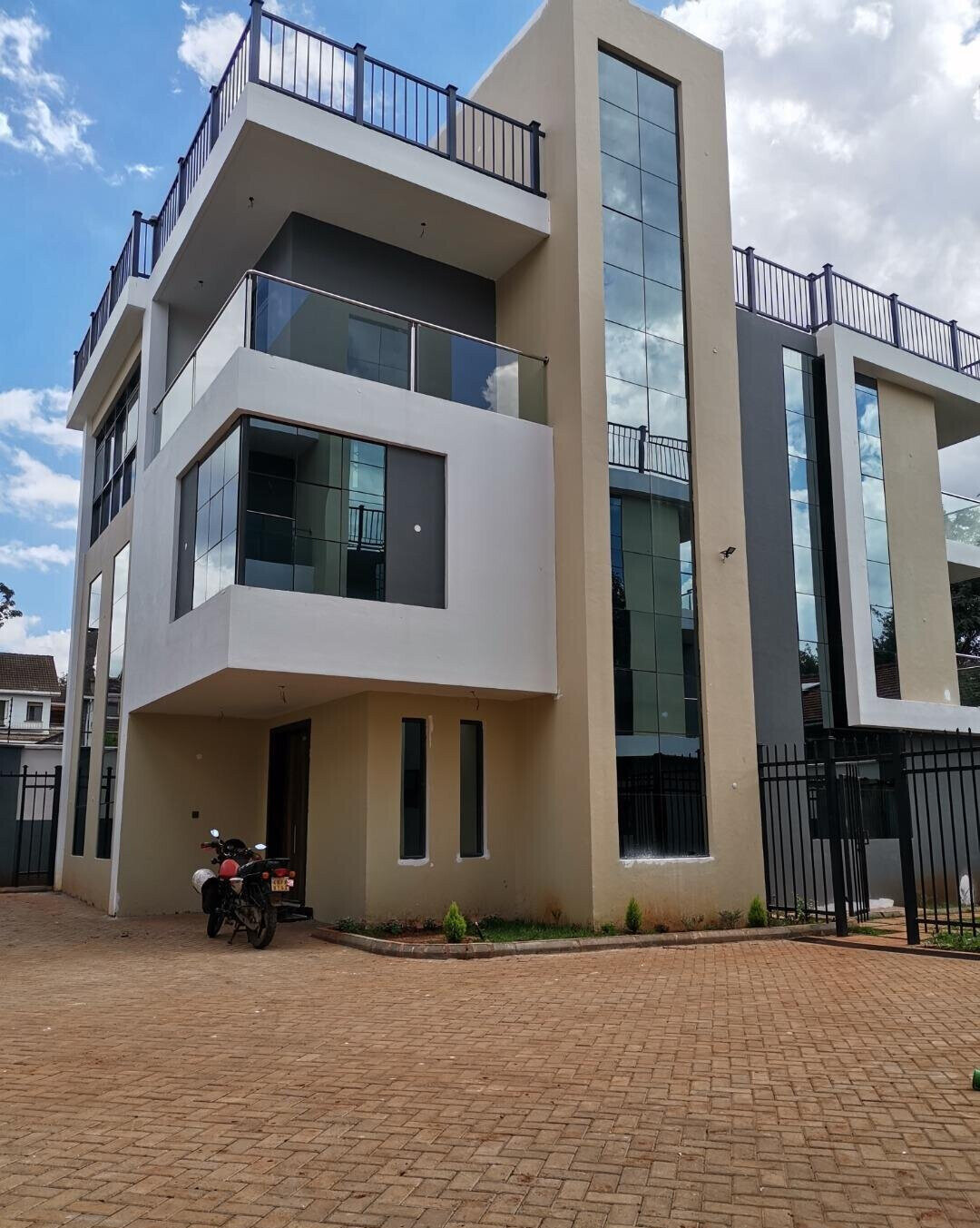 Newly Built 5BR Townhouse with DSQ & Guest Parking - Lavington