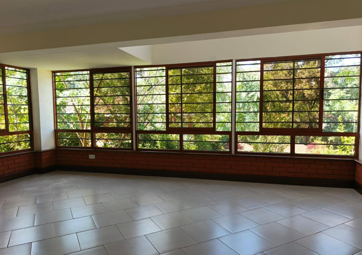 5-Ensuite Townhouse with Sunroom & Fireplace - Spring Valley