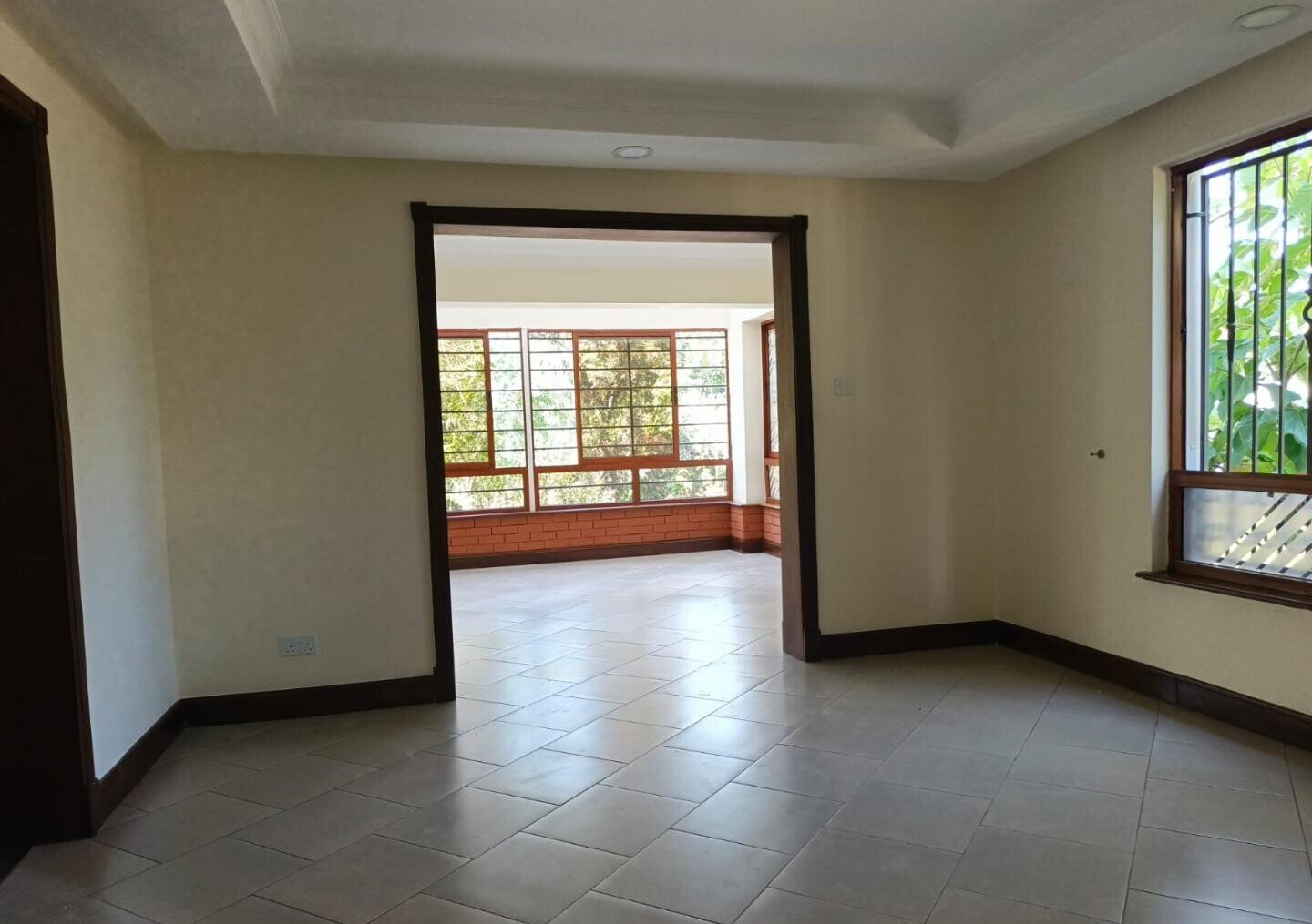 5-Ensuite Townhouse with Sunroom & Fireplace - Spring Valley