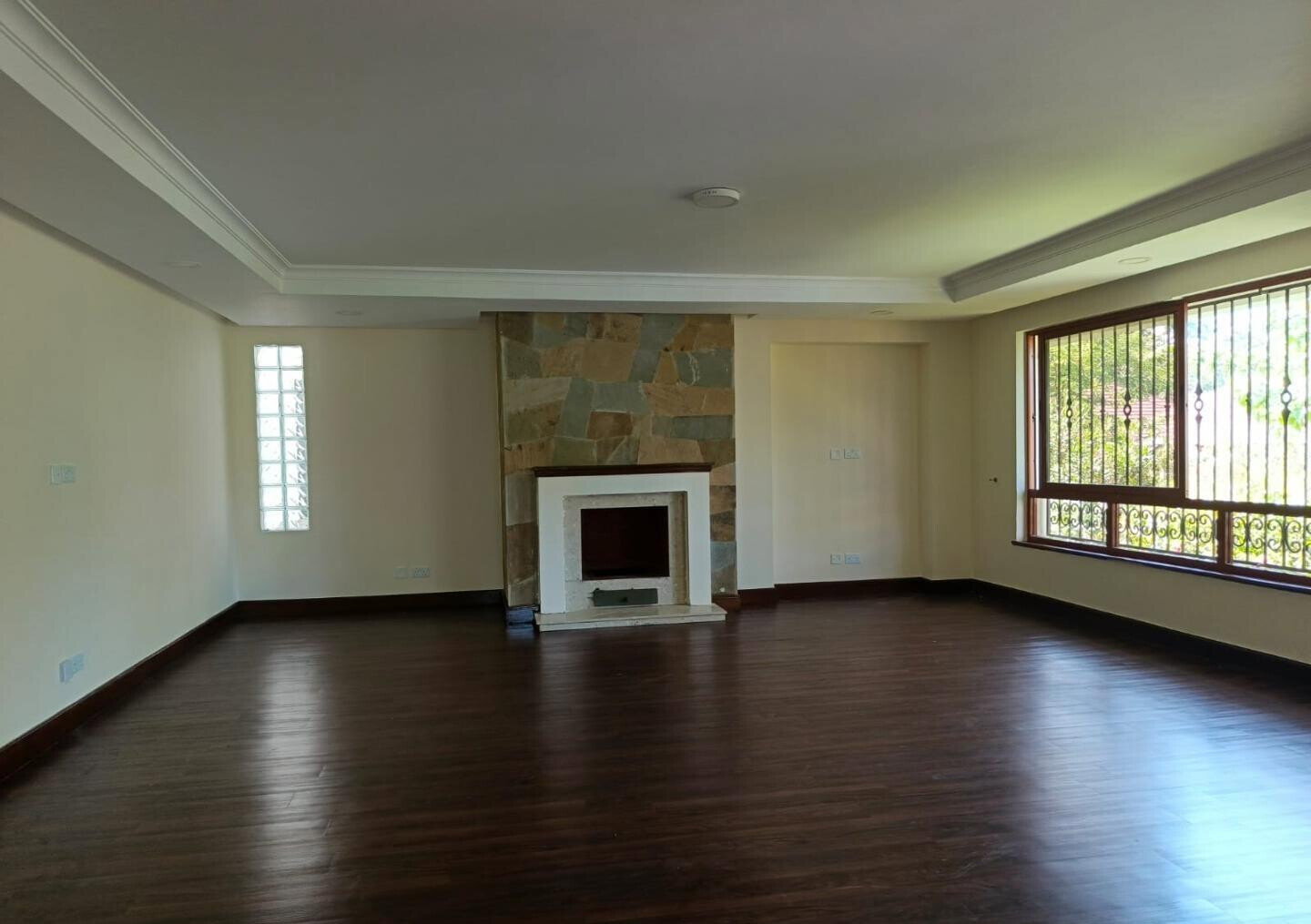 5-Ensuite Townhouse with Sunroom & Fireplace - Spring Valley