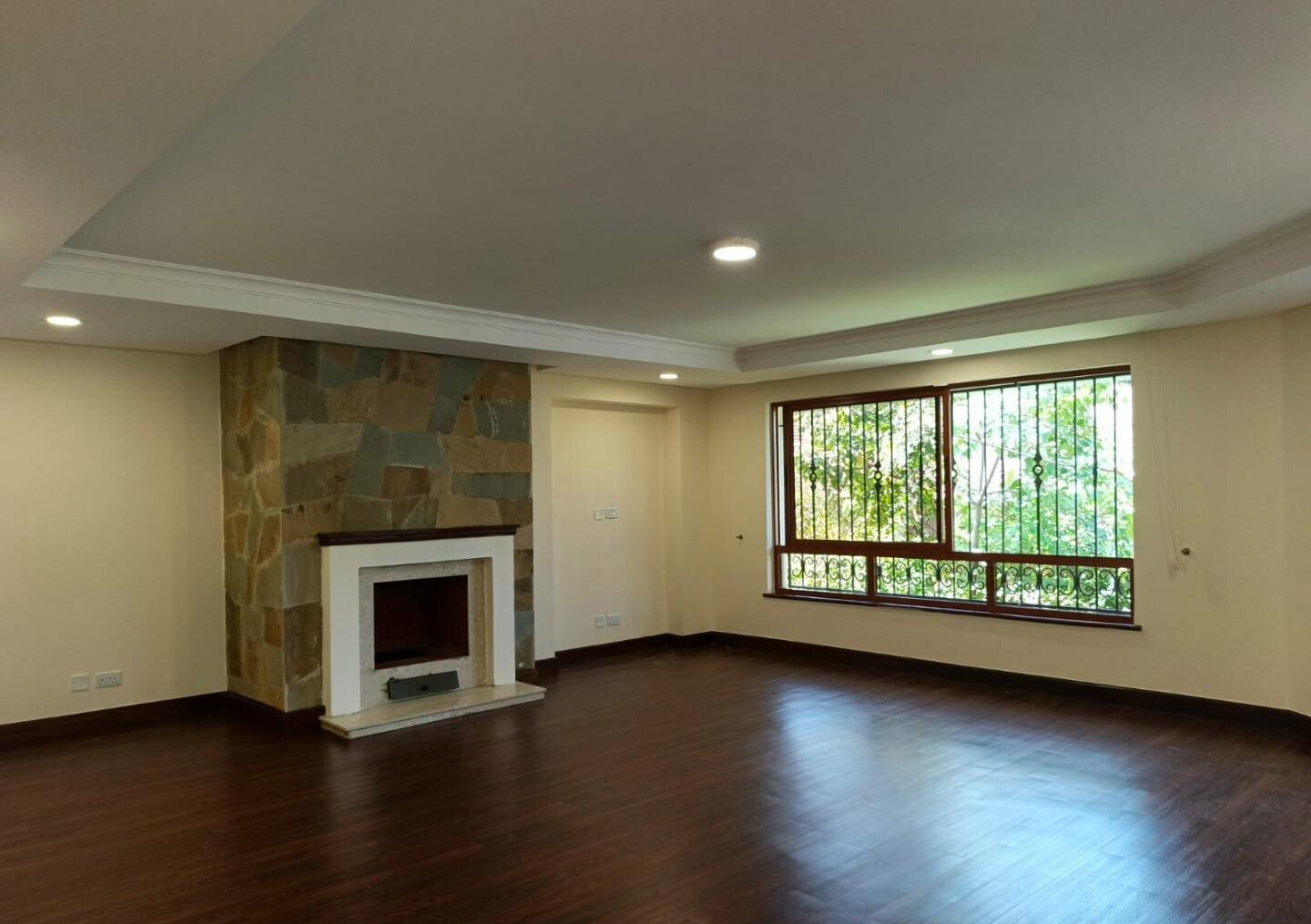 5-Ensuite Townhouse with Sunroom & Fireplace - Spring Valley