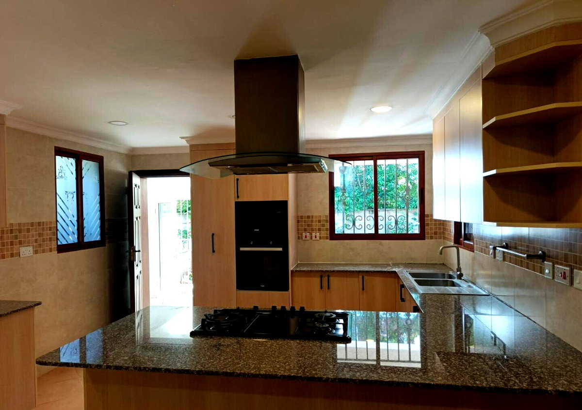 5-Ensuite Townhouse with Sunroom & Fireplace - Spring Valley