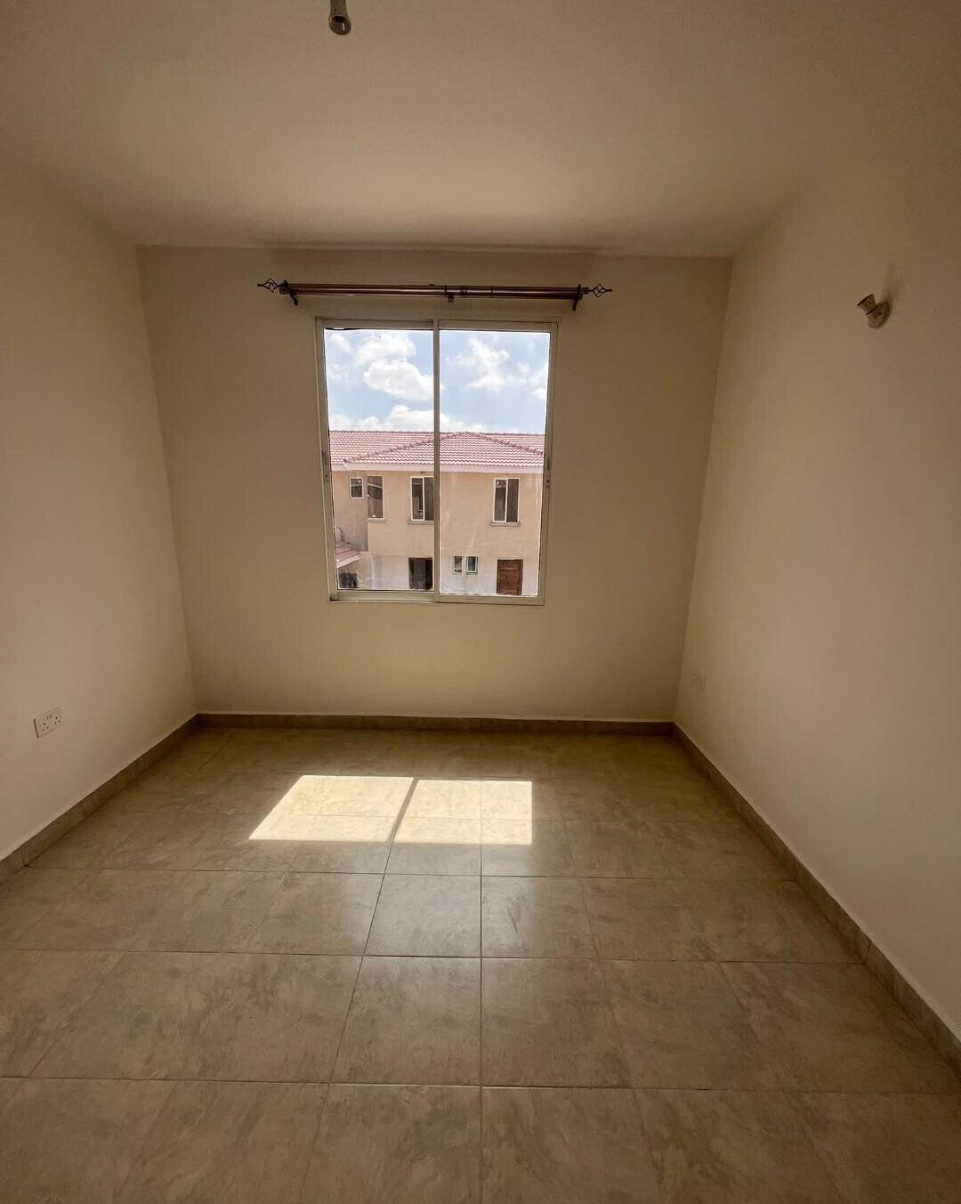 4BR Townhouse with DSQ on Gataka Road - Keys Ready