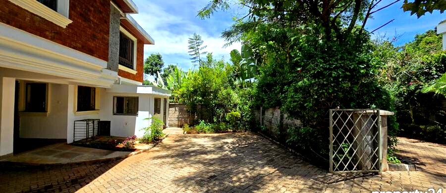 5-Ensuite Villa with Pool & Solar Heating - Spring Valley