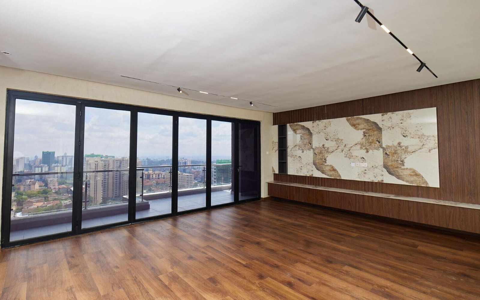 5BR Manhattan-Style Twin Tower Apartment with Heated Pool - Kilimani