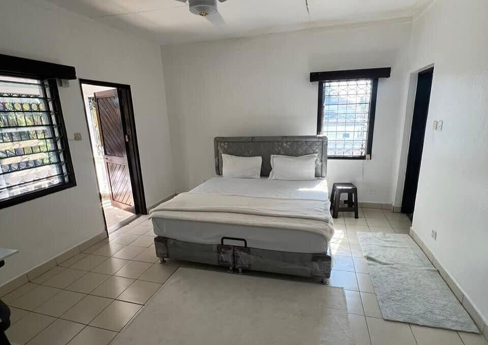 4BR Home on Half-Acre with Private Pool - Nyali