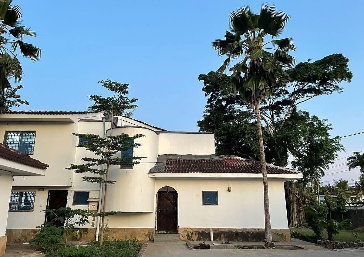4BR Home on Half-Acre with Private Pool - Nyali