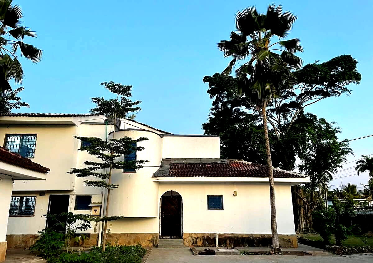 4BR Home on Half-Acre with Private Pool - Nyali