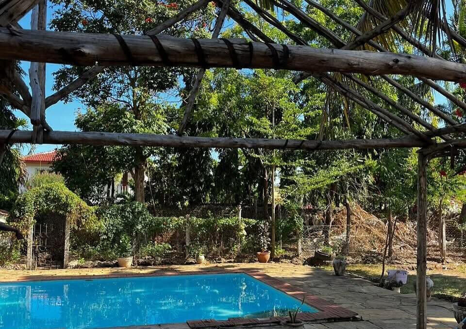 4BR Home on Half-Acre with Private Pool - Nyali