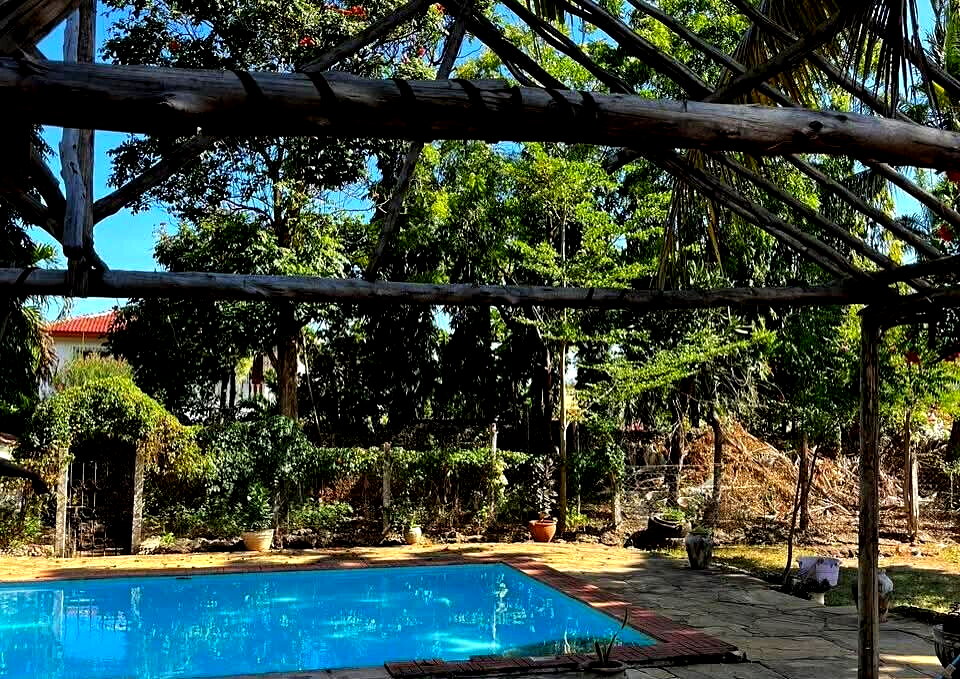 4BR Home on Half-Acre with Private Pool - Nyali