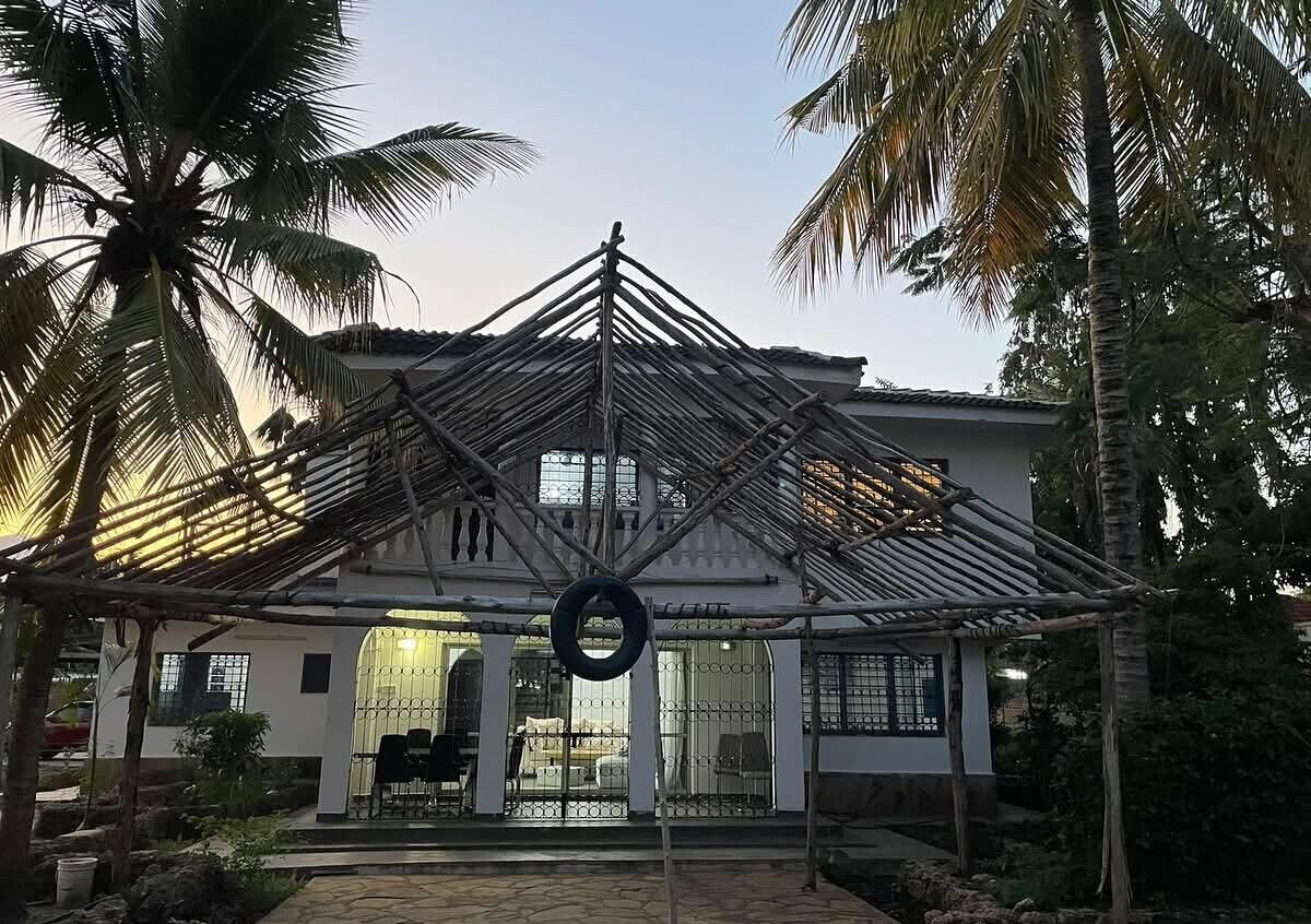 4BR Home on Half-Acre with Private Pool - Nyali