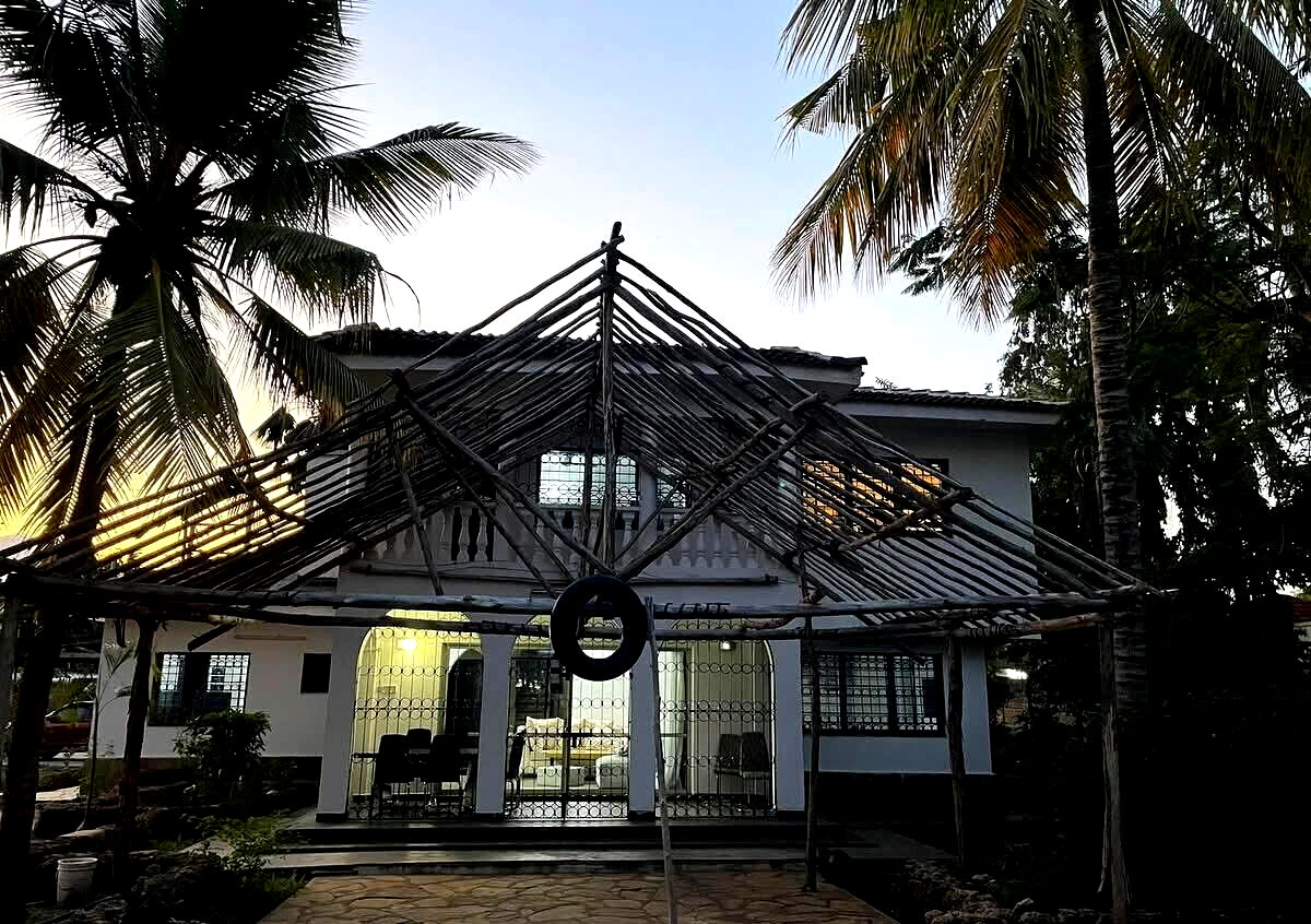 4BR Home on Half-Acre with Private Pool - Nyali