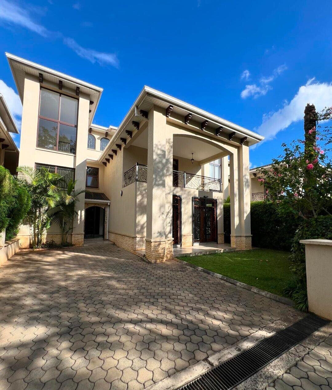 5-Ensuite Townhouse with Solar & Borehole - Lavington Gated