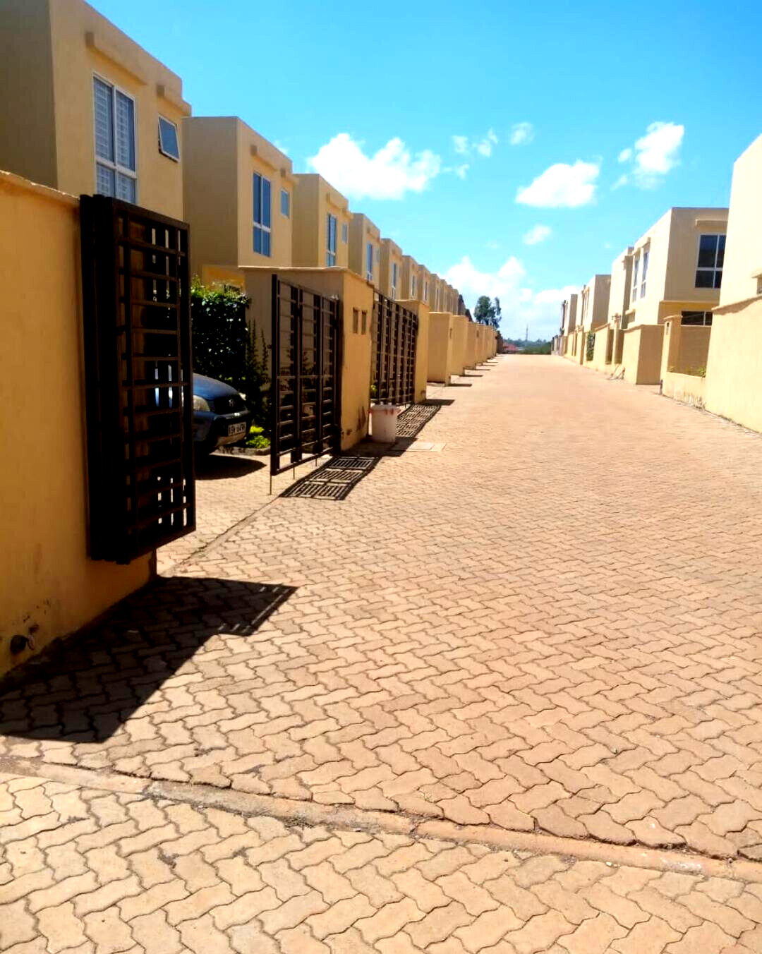 3BR Townhouse 100m from Tarmac - New Kitisuru