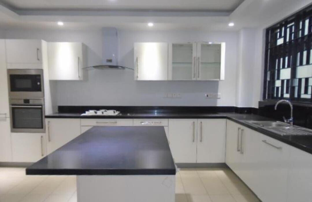 5BR Townhouse with Mature Garden & Servant Quarter - Spring Valley