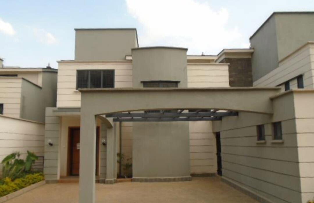 5BR Townhouse with Mature Garden & Servant Quarter - Spring Valley