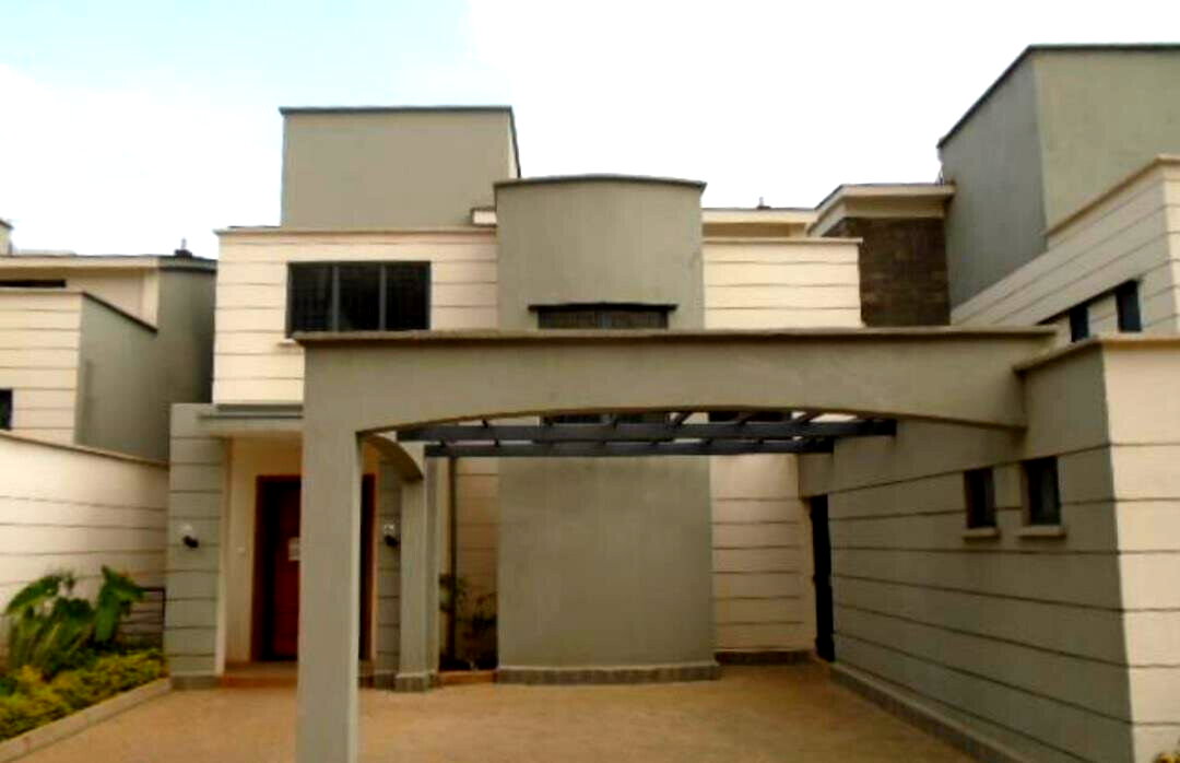 5BR Townhouse with Mature Garden & Servant Quarter - Spring Valley