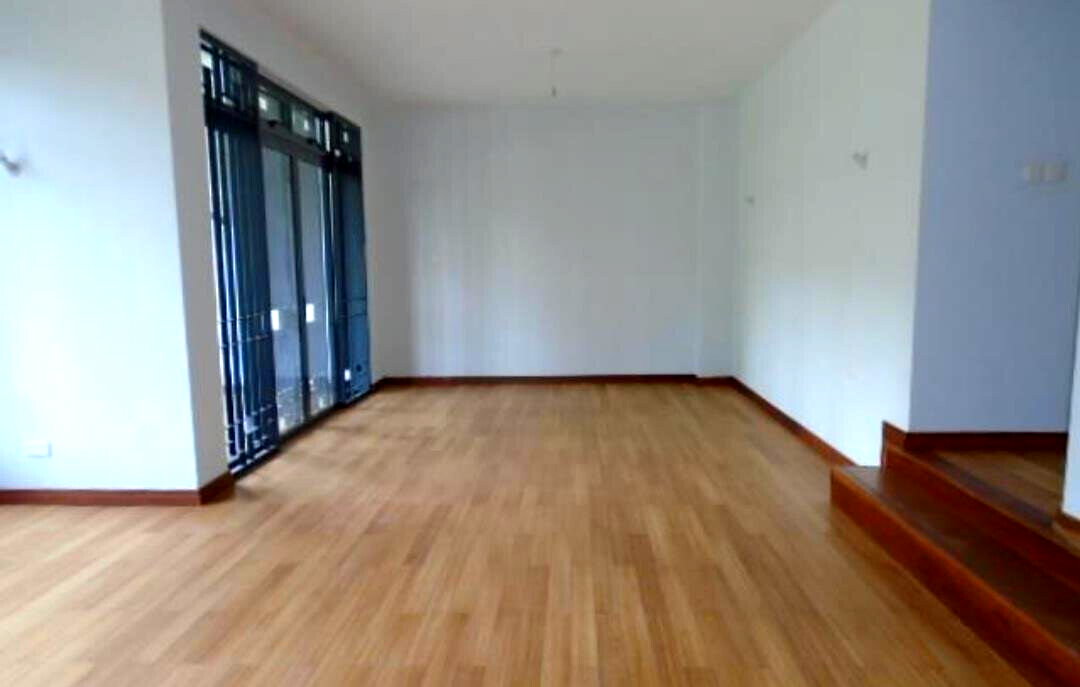 5BR Townhouse with Mature Garden & Servant Quarter - Spring Valley